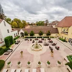 Kristaly Imperial Hotel Tata