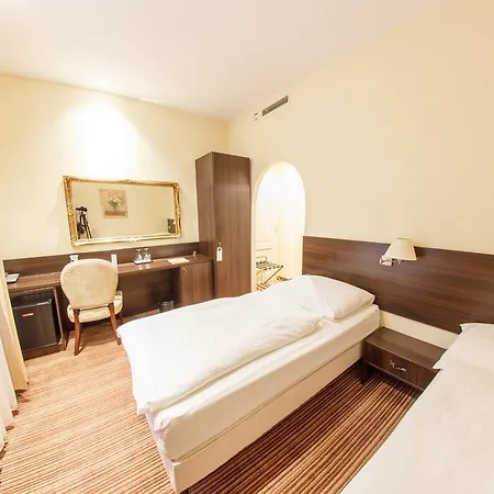 Kristaly Imperial Hotel Tata