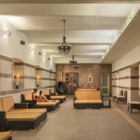 Kristaly Imperial Hotel Tata