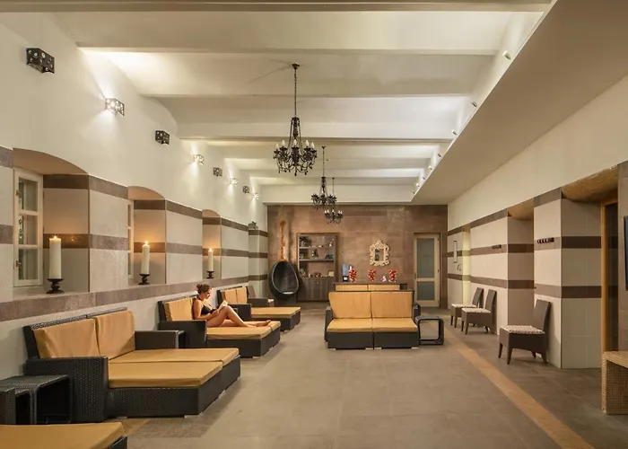 Kristaly Imperial فندق تاتا